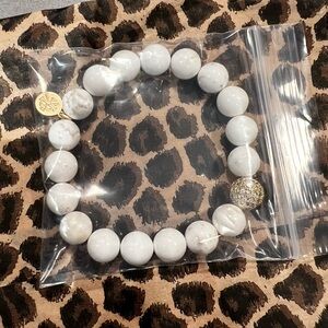 KARLI BUXTON $55 White Marble Bracelet Stretch with Gold Bead and Tag NEW